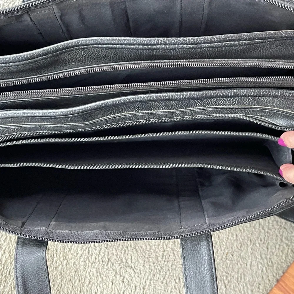 LAPTOP BRIEFCASE/ATTACHE/BOOKBAG! Hand or shoulder straps. Black Faux Leather.